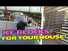 현대적인 지붕과 외벽과 차포트를 가진 2층 아파트